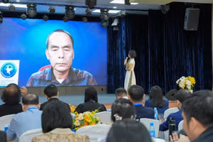 Nhà thiết kế Nguyễn Tri Phương Đông trình bày tham luận tại hội thảo khoa học quốc gia "Sáng tạo trong đào tạo Mỹ thuật ứng dụng". Ảnh: NTTU