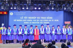 Tân cử nhân nhận bằng tốt nghiệp Trường Đại học Luật TPHCM ngày 28/10. Ảnh: HCMULAW