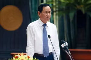 Ông Trần Ngọc Tâm trong một lần trả lời chất vấn tại HĐND TPHCM tháng 12/2017 khi đương chức Cục trưởng Cục thuế TPHCM. (Ảnh: Báo Người Lao Động)