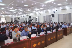 Các nhà khoa học dự hội thảo "Phát triển bền vững và thích ứng với biến đổi khí hậu trong lĩnh vực giao thông vận tải". Ảnh: Mạnh Tùng