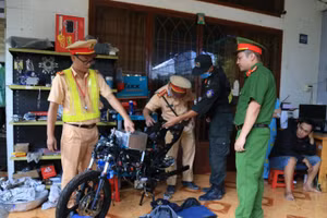 Công an kiểm tra lò độ xe của Lê Thành Đức.