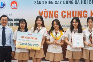 Ông Nguyễn Bảo Quốc, Phó Giám đốc Sở GD&ĐT TPHCM trao giải nhất cuộc thi "Sáng kiến xây dựng xã hội bền vững - Sustainable Society Challenge 2023". Ảnh: Mạnh Tùng