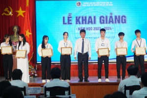 Nhà trường trao học bổng cho những sinh viên đạt thành tích xuất sắc tại Phân hiệu Trường Đại học Giao thông Vận tải tại TPHCM. Ảnh: Mạnh Tùng