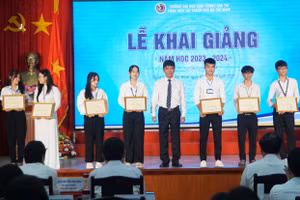 Nhà trường trao học bổng cho những sinh viên đạt thành tích xuất sắc tại Phân hiệu Trường Đại học Giao thông Vận tải tại TPHCM. Ảnh: Mạnh Tùng