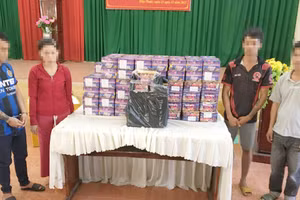 Những người có liên quan cùng tang vật thu giữ được. (Ảnh: Đ.N)