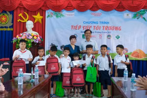 Nhà báo Dương Thanh Hương, Phó Tổng biên tập Báo Giáo dục và Thời đại (bên trái, hàng đầu tiên) trao quà và học bổng tại chương trình "Tiếp sức đến trường" ở huyện Kiên Hải, Kiên Giang, sáng 20/8. Ảnh: Trường Tiến.