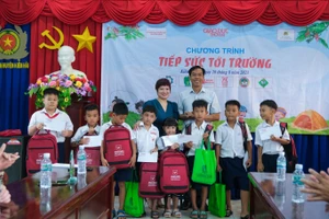 Nhà báo Dương Thanh Hương, Phó Tổng biên tập Báo Giáo dục và Thời đại (bên trái, hàng đầu tiên) trao quà và học bổng tại chương trình "Tiếp sức đến trường" ở huyện Kiên Hải, Kiên Giang, sáng 20/8. Ảnh: Trường Tiến.