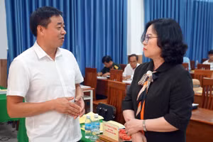 Thứ trưởng Ngô Thị Minh (phải) trao đổi với đại biểu bên lề Hội thảo. Ảnh: Mạnh Tùng