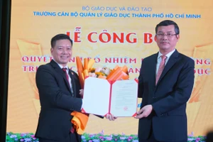 Thứ trưởng Bộ GD&ĐT Nguyễn Văn Phúc (phải) trao quyết định bổ nhiệm Hiệu trưởng cho TS Vũ Quảng. Ảnh: Mạnh Tùng