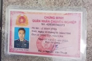 Ảnh thẻ Chứng minh quân nhân chuyên nghiệp giả mạo, mang tên Lê Đình Vinh, đơn vị Tổng cục Hậu cần. (Ảnh: H.P)