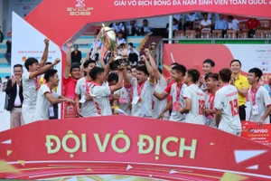 Trường Đại học Sư phạm Thể dục Thể thao Hà Nội nhận cúp vô địch SV Cup 2023. Ảnh: BTC.