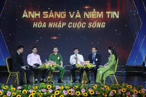 Chương trình giao lưu nghệ thuật "Ánh sáng và niềm tin hòa nhập cuộc sống" tại tỉnh Đồng Nai, ngày 26/11. (Ảnh: Hoàng Phúc)