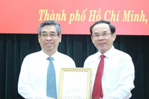 Bí thư Thành ủy TPHCM Nguyễn Văn Nên (phải) trao quyết định cho ông Nguyễn Phước Lộc. (Ảnh: Thành ủy TPHCM)