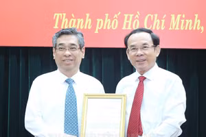 Bí thư Thành ủy TPHCM Nguyễn Văn Nên (phải) trao quyết định cho ông Nguyễn Phước Lộc. (Ảnh: Thành ủy TPHCM)