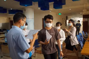 Thí sinh tham dự kỳ thi đánh giá năng lực do ĐHQG TPHCM tổ chức. Ảnh: Mạnh Tùng