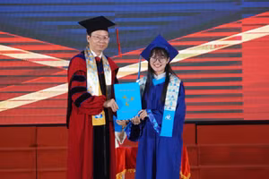 Sinh viên tốt nghiệp loại giỏi được trao bằng tốt nghiệp sáng 24/11, tại Trường Đại học Bách khoa, Đại học Quốc gia TPHCM. Ảnh: Mạnh Tùng