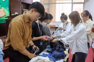 Sinh viên Trường Đại học Quốc tế tham gia hoạt động thu gom vật liệu tái chế “From Waste to Wonder”. Ảnh: NTCC