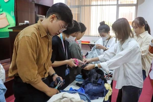 Sinh viên Trường Đại học Quốc tế tham gia hoạt động thu gom vật liệu tái chế “From Waste to Wonder”. Ảnh: NTCC