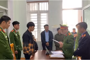 Cơ quan chức năng đọc lệnh bắt tạm giam đối với Hồ Văn Lâm. Ảnh: CAQB