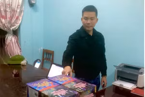 Đối tượng Dương Anh Tuấn cùng tang vật. 