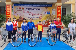 Ngoài các suất quà, Chương trình cũng đã trao tặng 5 xe đạp cho các em học sinh có hoàn cảnh khó khăn, nỗ lực vươn lên trong học tập. Ảnh: L.C.