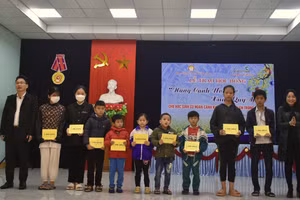 Chương trình đã trao tặng 50 suất quà mỗi suất trị giá 1 triệu đồng đến 50 học sinh có hoàn cảnh khó khăn trên địa bàn thành phố Đồng Hới.