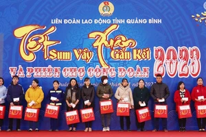 Công nhân đón nhận quà Tết từ chương trình “Tết sum vầy - Xuân gắn kết 2023”.