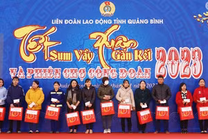 Công nhân đón nhận quà Tết từ chương trình “Tết sum vầy - Xuân gắn kết 2023”.