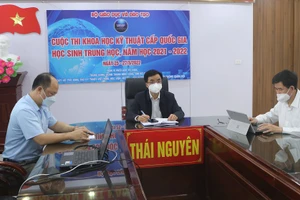 Lãnh đạo Sở GD&ĐT Thái Nguyên, trường THPT Chuyên tỉnh Thái Nguyên tại chương trình trực tuyến tổng kết cuộc thi.