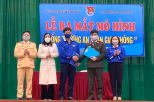 Đoàn trường THPT Định Hóa (Thái Nguyên) kết hợp với Đoàn Công an huyện triển khai mô hình cổng trường an toàn giao thông