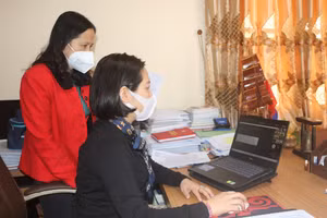 Ban Giám hiệu trường THCS Nha Trang (TP Thái Nguyên) kiểm hệ thống nền tảng dạy - học trực tuyến của nhà trường