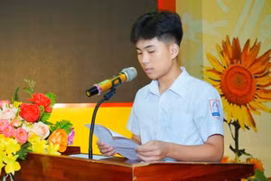 Em Quan Dược Linh, học sinh trường Phổ thông Dân tộc Nội trú THPT tỉnh Tuyên Quang