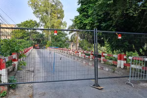 Người và phương tiện tham gia giao thông lưu thông từ vùng 1 sang vùng 3 và ngược lại không được phép lưu thông qua 27 vị trí chốt rào chắn cứng được lắp đặt tại điểm giáp ranh giữa các vùng.