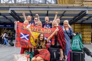 Cổ động viên Scotland đốt nóng trước trận gặp tuyển Anh.