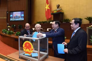 Tổng Bí thư, Chủ tịch nước Nguyễn Phú Trọng và các đồng chí lãnh đạo Đảng, Nhà nước bỏ phiếu miễn nhiệm Thủ tướng Chính phủ. Ảnh: Quang Khánh