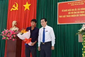 Anh Lý cùng với đại diện Toà án nhân dân quận Bình Thạnh. Ảnh: VOV