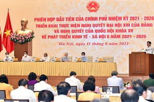 Phó Thủ tướng Chính phủ Lê Minh Khái trình bày Báo cáo tại phiên họp. Ảnh: VGP/Nhật Bắc