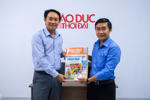 Ông Nguyễn Hữu Nghĩa (bên trái), Phó trưởng phòng GD Trung học, Sở GD&ĐT Cần Thơ - một trong ba khách mời của buổi GLTT