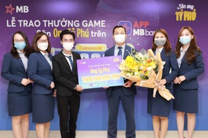 Khách hàng may mắn trúng 1 tỷ đồng khi tham gia game “Săn ong Tỷ phú” trên App MBBank