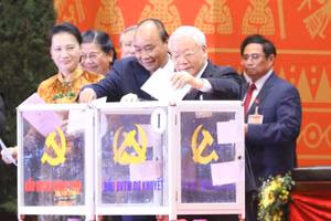 Các đồng chí lãnh đạo Đảng và Nhà nước bỏ phiếu bầu Ban Chấp hành Trung ương khóa XIII.