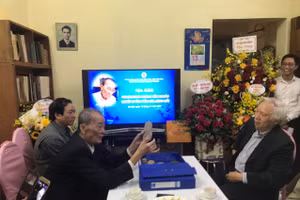 PGS.TS Hoàng Văn Khoán giới thiệu một trong những hiện vật trao tặng