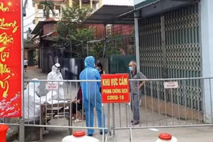 Chốt kiểm soát y tế được lập tại xã Hiệp Thuận (huyện Phúc Thọ). Ảnh: Hà Nội mới