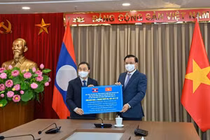 Thủ đô Hà Nội tặng Thủ đô Viêng Chăn và 8 khu vực Bắc Lào 200.000 USD và trang thiết bị vật tư y tế để hỗ trợ phòng, chống dịch Covid-19