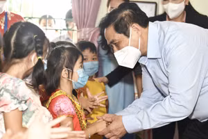 Thủ tướng cùng các cháu tại Trường mầm non Yên Bình. Ảnh: VGP