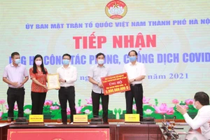 Ủy ban MTTQVN thành phố Hà Nội tổ chức lễ tiếp nhận ủng hộ phòng, chống Covid-19