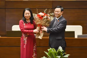Chủ tịch Quốc hội Vương Đình Huệ tặng hoa chúc mừng tân Phó Chủ tịch nước Võ Thị Ánh Xuân. Ảnh: Quang Khánh
