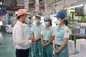 Tổng Giám đốc BHXH Việt Nam Nguyễn Thế Mạnh kiểm tra việc hỗ trợ người lao động tại Công ty TNHH ToTo Việt Nam.