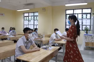 Các thí sinh trước giờ làm bài thi môn Toán. Ảnh: Vân Anh