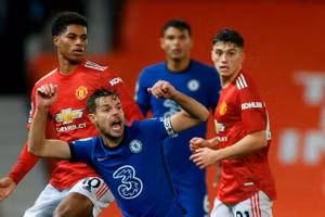 Cuộc chiến top 4 Ngoại hạng Anh vẫn cam go quyết liệt.