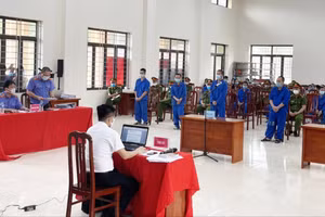 Viện kiểm sát nhân dân tỉnh Quảng Ninh phối hợp với Toà án nhân dân tỉnh tổ chức 02 phiên toà lưu động xét xứ sơ thẩm 11 bị cáo về tội “ tổ chức cho người khác xuất, nhập cảnh trái phép”.